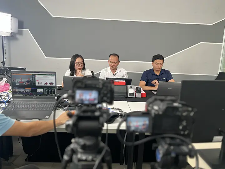 Ekip livestream Promedia sử dụng thiết bị live chuyên nghiệp 