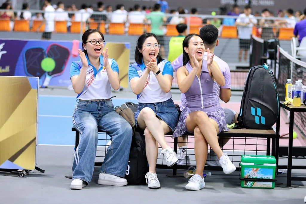 khán giả vỗ tay, banner có chữ Pickleball Việt Nam
